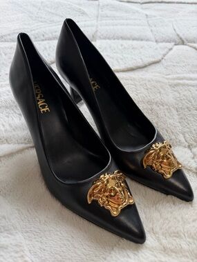 NEW! $950 Versace La Medusa Black Leather Pointed Toe Pumps 3” Heels 37 7